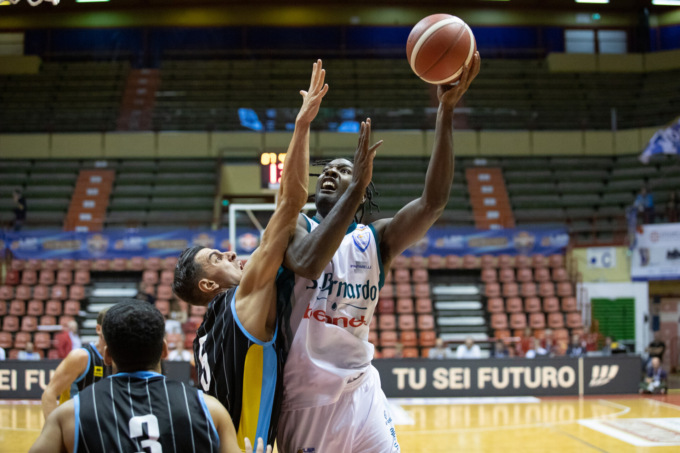 Pallacanestro Cantù sconfitta da Cremona in semifinale di Supercoppa