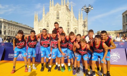 Progetto Giovani Cantù, la squadra Under15 biancoblù in trionfo all'ombra del Duomo