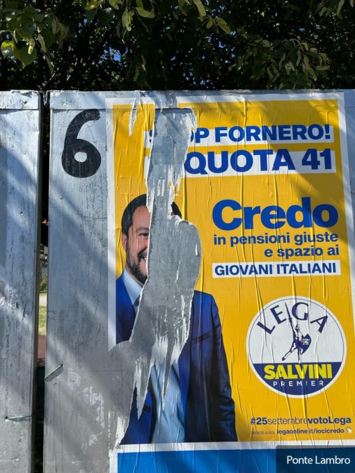 Manifesti della Lega strappati
