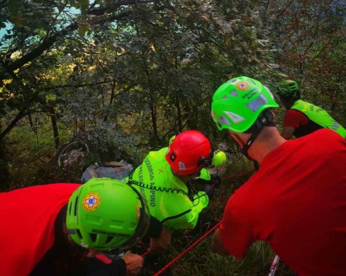 Cade lungo il sentiero: soccorso un 29enne
