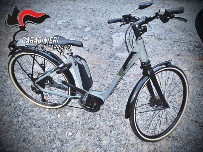 Sottraggono la bici a un anziano comasco: il gps porta i carabinieri in un magazzino di merce rubata