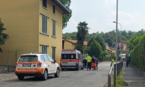 Donna in monopattino investita da un'auto