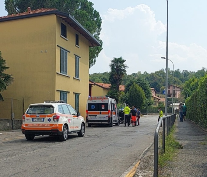 Donna in monopattino investita da un’auto