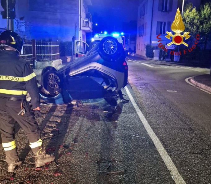 Si ribalta con la Smart a Mariano: soccorso ragazzo di 21 anni SIRENE DI NOTTE