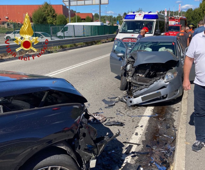 Incidente a Montano Lucino tra due auto: tre coinvolti