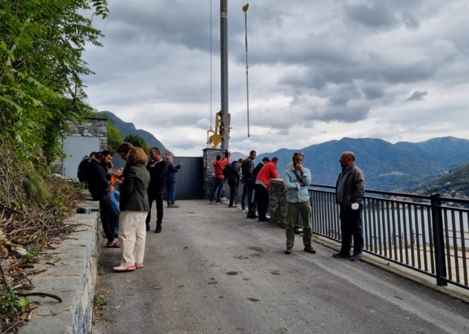 Moltrasio, due operai morti nel sonno in un container: vittime della catena di subappalti per costruire villette di lusso