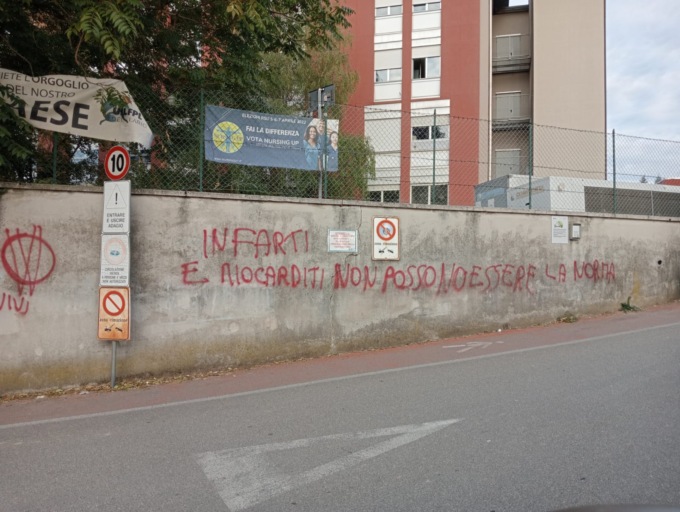 Raid dei “No Vax” a Cantù: imbrattati ospedale e stazione