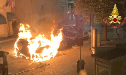 A fuoco due auto a Como: paura in via Bellinzona