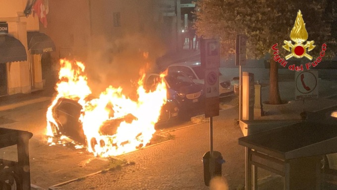 A fuoco due auto a Como: paura in via Bellinzona