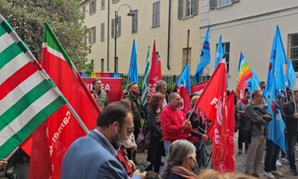 Morti sul lavoro a Moltrasio, la protesta: i sindacati incontrano il prefetto