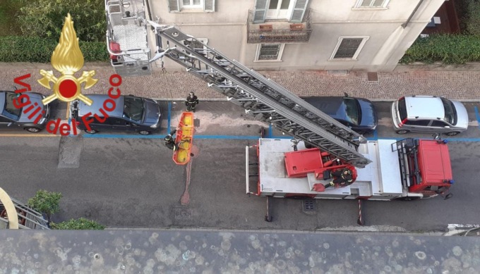 Anziana cade in casa: salvata dai Vigili del fuoco con l’autoscala