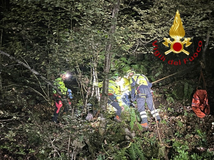 Garzeno, esce a cercar funghi ma non rientra: 71enne trovato in un dirupo