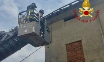 Cede il tetto di un fabbricato a Fenegrò: i Vigili del fuoco mettono in sicurezza la zona