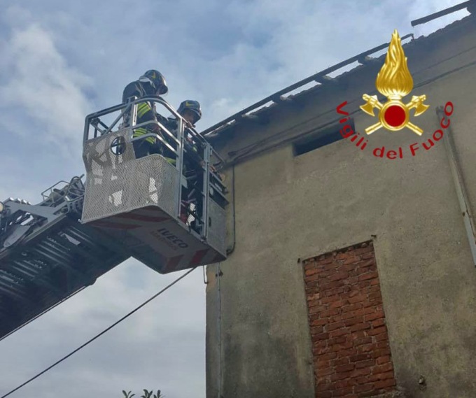 Cede il tetto di un fabbricato a Fenegrò: i Vigili del fuoco mettono in sicurezza la zona