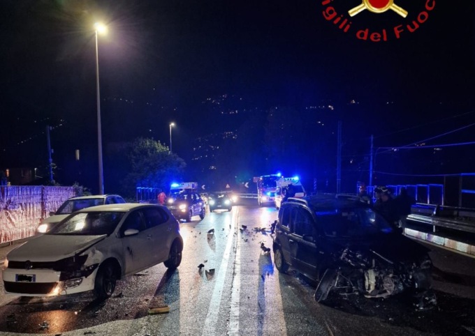 Schianto in Napoleona: tre auto e cinque persone coinvolte