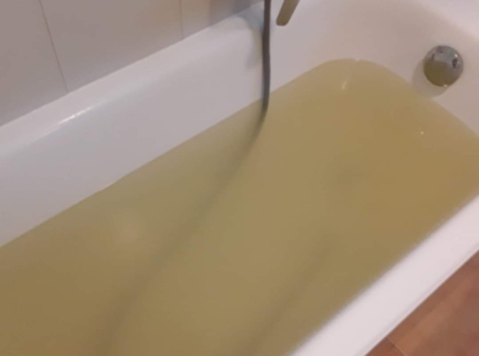 Barni, acqua sporca dai rubinetti: “Siamo costretti ad usare quella delle bottiglie per lavarci”