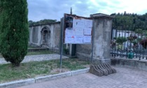 Monumento di Puecher oscurato dai cartelloni funebri