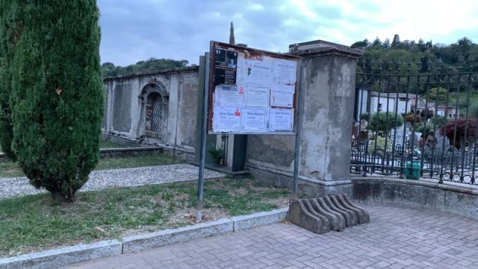 Monumento di Puecher oscurato dai cartelloni funebri