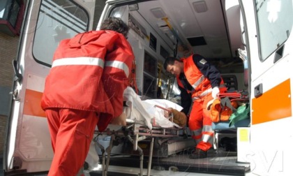 Auto contro moto a Como: in ospedale un giovane