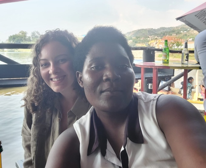 Vola in Ruanda per scrivere una tesi sulla condizione delle donne