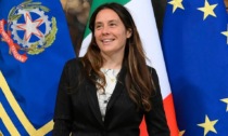 Il ministro Alessandra Locatelli al Sinigaglia consegna un pallone rosso contro la violenza