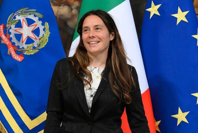Il ministro Alessandra Locatelli al Sinigaglia consegna un pallone rosso contro la violenza