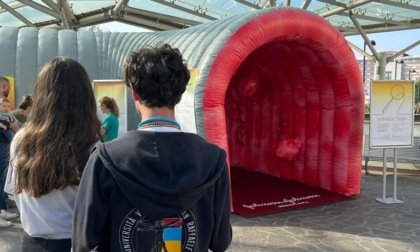 Un colon gonfiabile di 12 metri a Como: la campagna di sensibilizzazione di Valduce e Ethicon