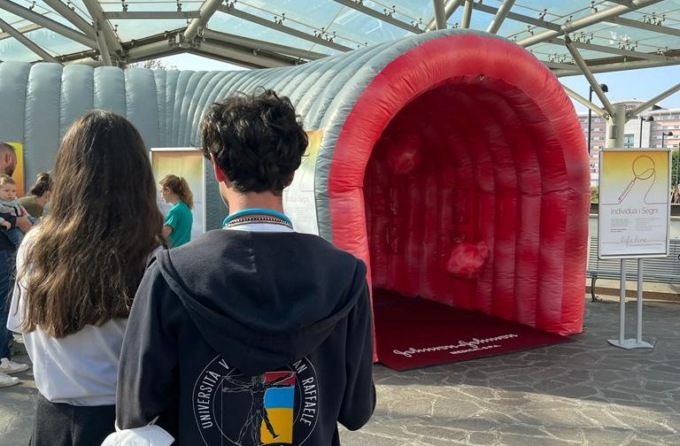 Un colon gonfiabile di 12 metri a Como: la campagna di sensibilizzazione di Valduce e Ethicon