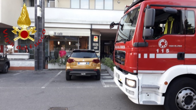Una friggitrice prende fuoco in un bar: soccorso un uomo