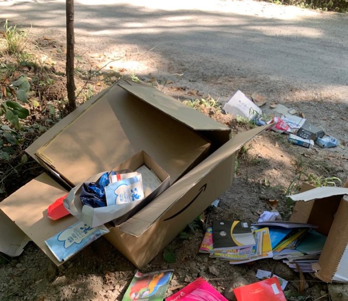 Rifiuti abbandonati nel Parco Pineta: “Ripuliamolo insieme”