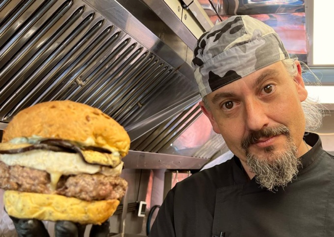 Insultato e picchiato per aver chiesto di spostare una macchina: l’incredibile vicenda capitata allo chef Bizzarri