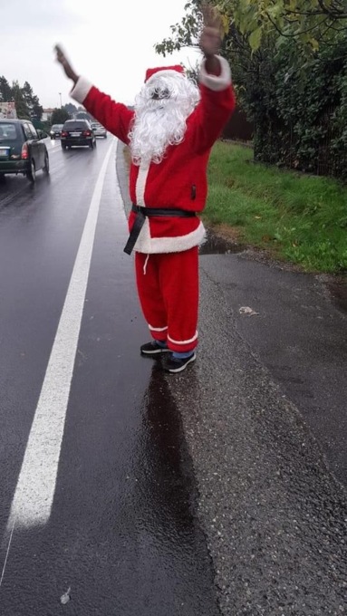 Babbo Natale quest’anno è nero: “L’unico a essersi presentato, ci interessa solo la voglia di lavorare”