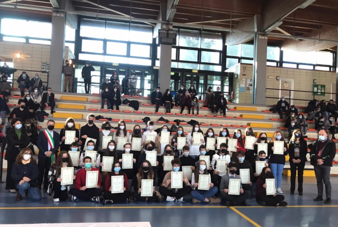Mariano prepara le borse di studio per gli studenti meritevoli