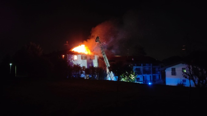 Incendio in un’abitazione, mobilitazione di mezzi e Vigili del fuoco