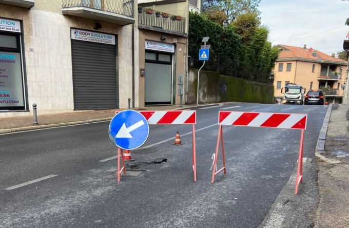 Cede il manto stradale: istituito il senso unico alternato