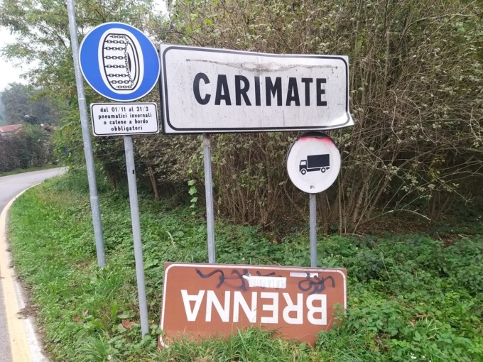 Abbattono il cartello di Brenna e lo portano a Cantù