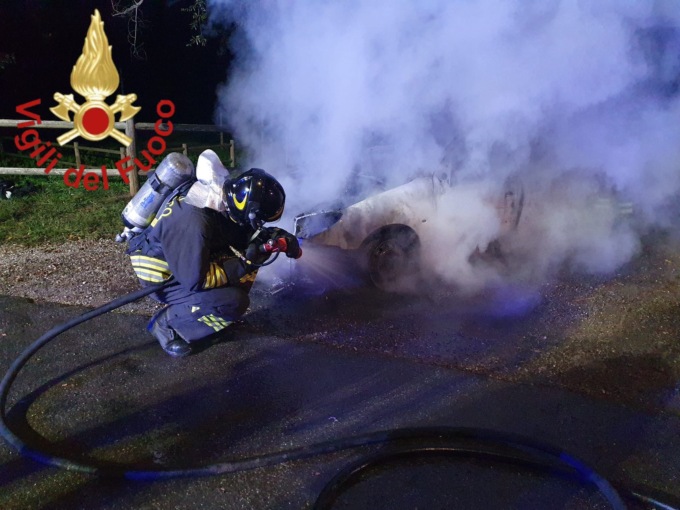 Auto in fiamme nella notte a Vertemate
