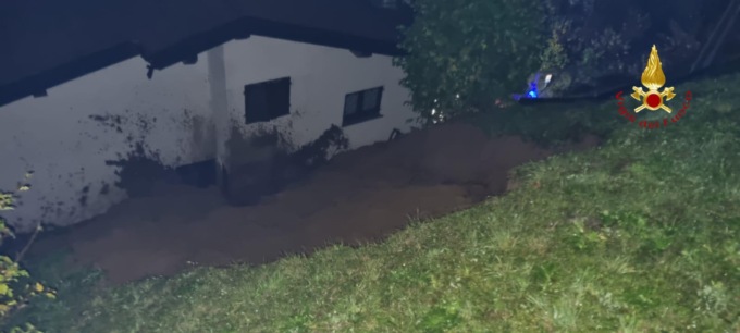 Bloccati in casa da fango e detriti: due anziani soccorsi dai Vigili del fuoco
