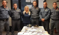 Controlli in dogana: "Nulla da dichiarare" ma aveva addosso quasi un milione e mezzo di euro