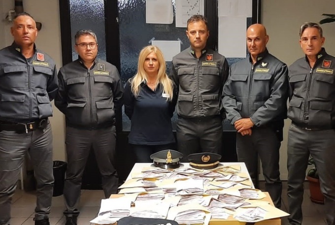 Controlli in dogana: “Nulla da dichiarare” ma aveva addosso quasi un milione e mezzo di euro