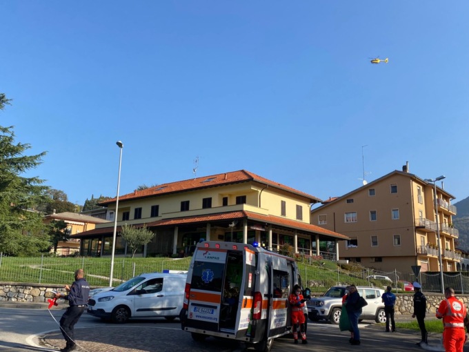 Scontro tra furgone e moto a Longone