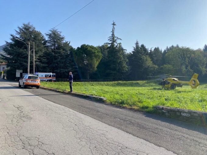 Scontro tra furgone e moto a Longone