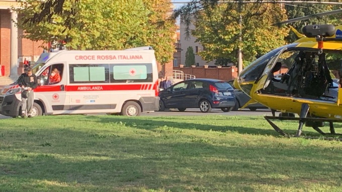 Malore mentre aspetta il nipote fuori dall’asilo: attimi di paura a Carugo per una 65enne