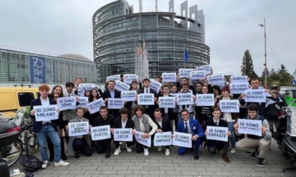 La Lega Giovani manifesta davanti al Parlamento europeo per la tutela delle identità e delle tradizioni locali