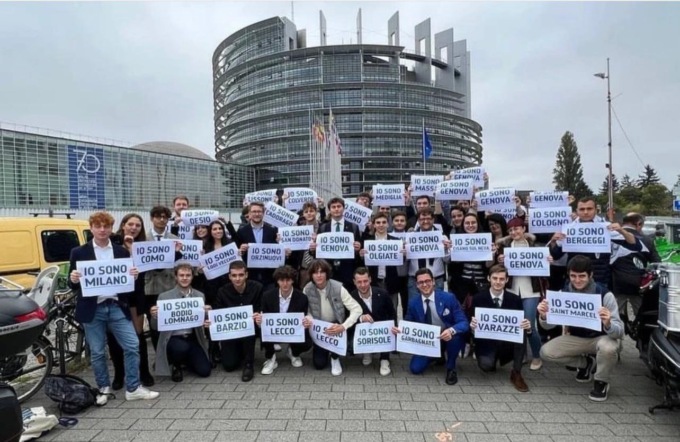 La Lega Giovani manifesta davanti al Parlamento europeo per la tutela delle identità e delle tradizioni locali