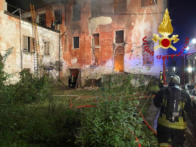Maxi incendio a Erba