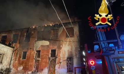 Maxi incendio a Erba: mobilitate sette squadre dei Vigili del fuoco