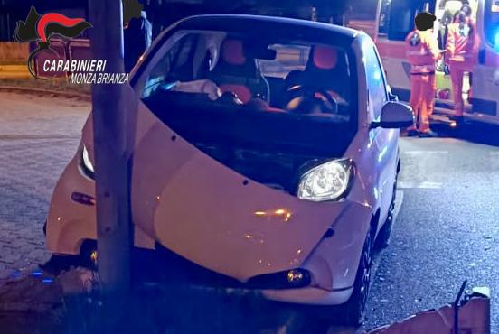 Marianese ubriaca al volante si schianta contro un palo: all’alcoltest il marito chiede di soffiare al suo posto