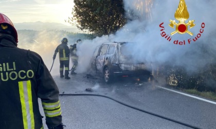 Erba: l'auto prende fuoco, intervengono i vigili del fuoco