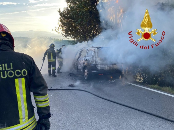 Erba: l'auto prende fuoco